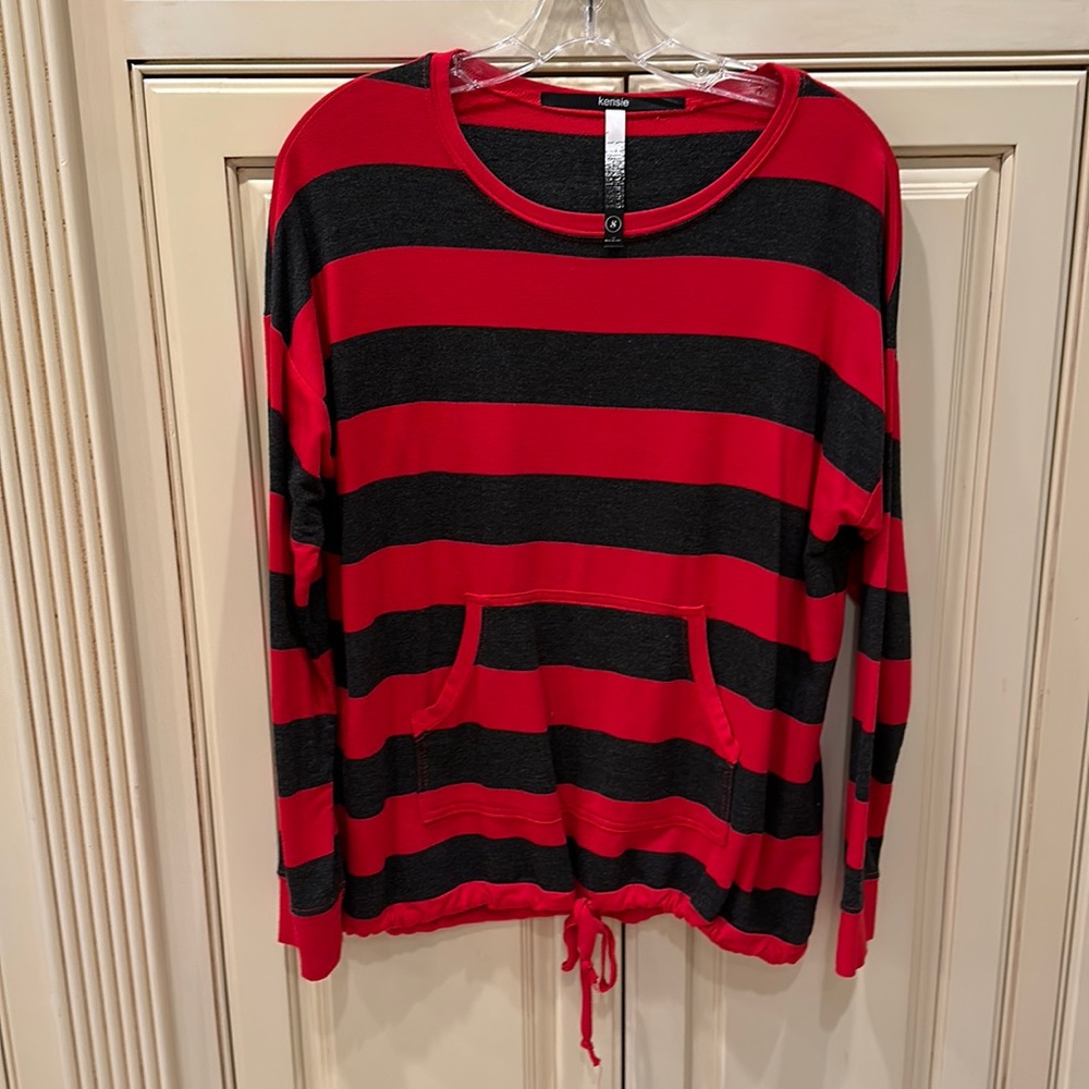 Lightweight sweatshirt with front pocket